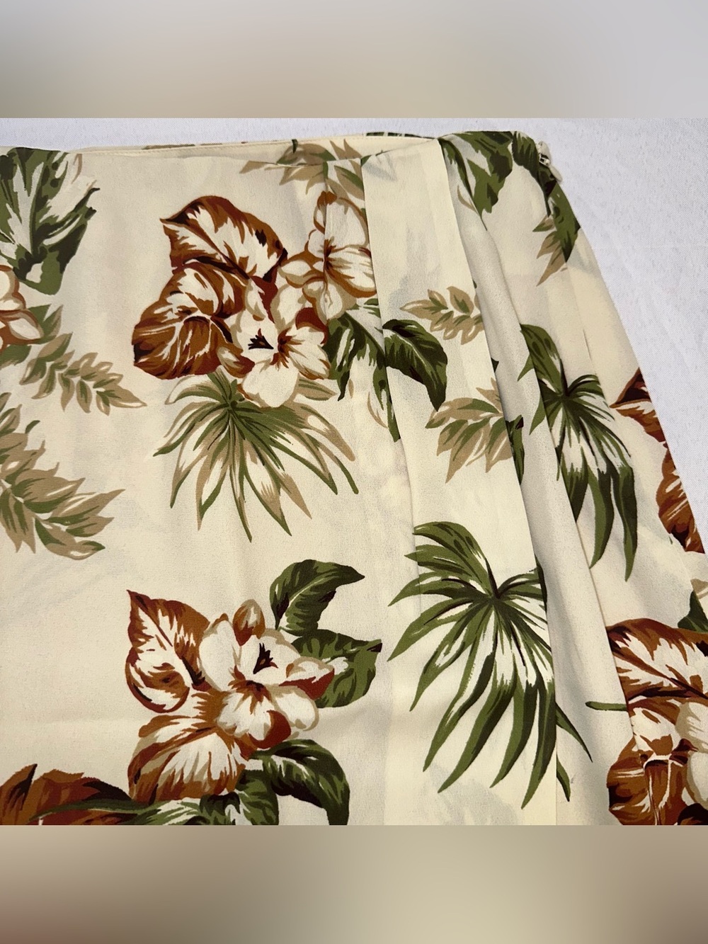Chaus Skirt Size 10 Mock Wrap Lined Beige Greens Tans Browns Hibiscus - Picture 2 of 11